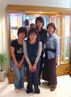 左から越川さん、富田さん、サラダ、円山さん