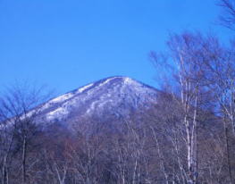 残雪の山