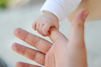 指を握る赤ちゃん