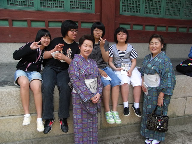 15歳の韓国の学生と日本のお姐さまのショット