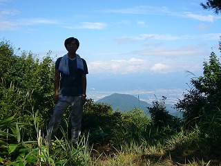 飯綱山（多分）をバックに。逆光で真っ黒（涙）