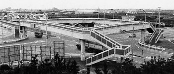 ⑥ 階段だけだった頃の沢田歩道橋(南東より)