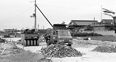 �R ���݂̐i�ގs�����䎛�w�k��(�쐼���)