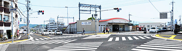 ① 土師の里交差点と土師ノ里駅(北西より)