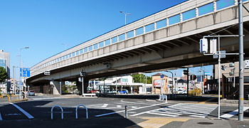 ① 野中交差点と跨道橋の様子(南西より)