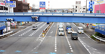 ② 沢田交差点・国道南側の車線