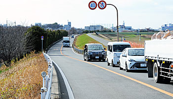 ⑥ 大和川左岸堤防を通る府道１８６号(東より)