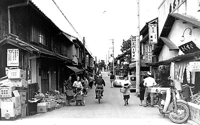 ⑨ 道明寺停車場線の商店(東より)