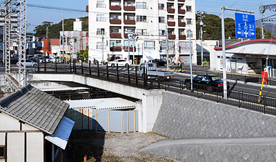 土師ノ里跨線橋(南西より)