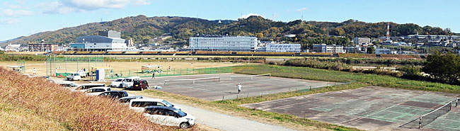 ① 市立大和川河川敷運動広場(南西堤防上より)