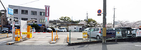 ⑱残った仏供田池の上に造られた平面駐車場