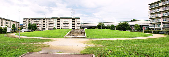 ② 道明寺盾塚古墳公園(北入口より)