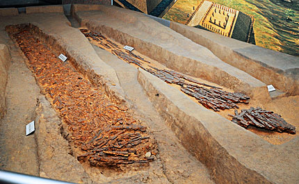 ⑨ 西墓山古墳で発掘された巨大な鉄器埋納施設