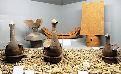 ⑦ 水鳥形埴輪(重要文化財)と蓋形埴輪(後方左)