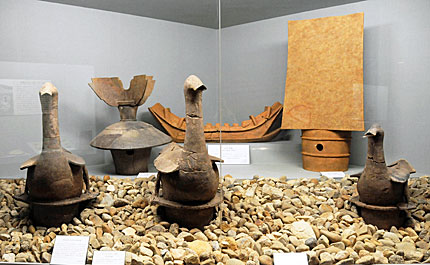 ⑧ 水鳥形埴輪(重要文化財)と蓋形埴輪