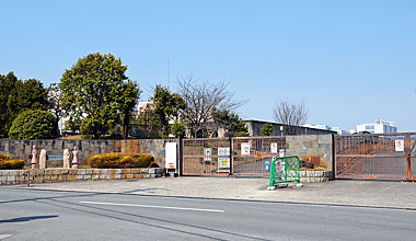 ③ 大井水みらいセンターの正面ゲート(南より)