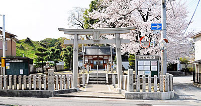 ⑦ 街道が南に折れる国府八幡神社の前(南東より)