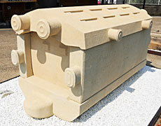 ⑤ 復元展示された津堂城山古墳の大型石棺