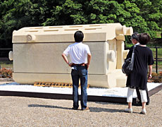 ⑤ 復元展示された津堂城山古墳の大型石棺
