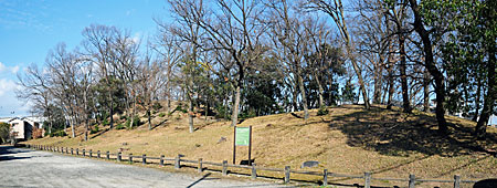 ① 大鳥塚古墳の全景(南西より)