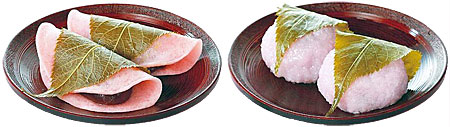 32) 関東風の長命寺桜餅(左)と関西風の道明寺桜餅(右)