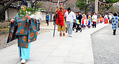 49) 菜種御供祭(毎年３月２５日)の稚児行列