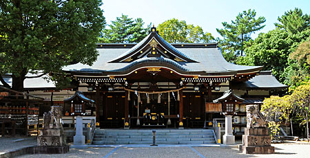 ① 辛國神社の拝殿(東より)