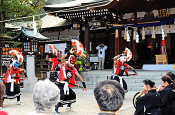 ⑯ 秋祭(御例祭)の奉納演舞(北東より)