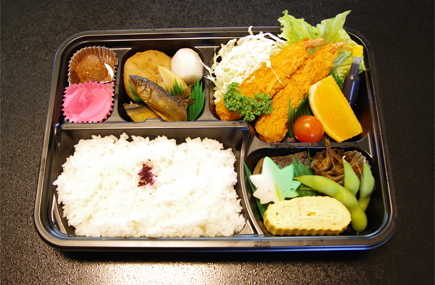 写真：お弁1,200円（税別）の例です。