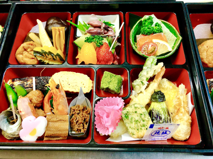 写真：お弁当2,300円（税別）の例です。