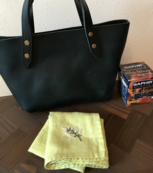 レザーバッグと刺繍のハンカチ