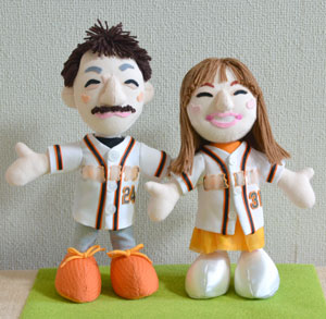二人の想い出を人形に。おもかげ人形 夫婦2人で野球を応援している、そっくり人形ぬいぐるみ小の写真