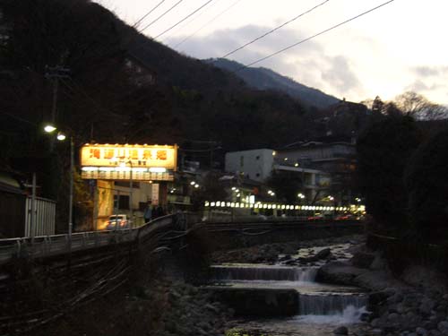 温泉街の夕暮れ