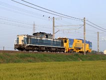 マルタイを牽引する青色更新機DD51890(愛)