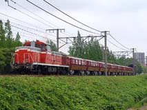 日車で新製されたホキ2000形の量産車を輸送するDE101546(愛)