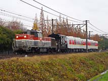 松浦鉄道向け気動車甲種を牽引する元青色更新機DE101581(愛)