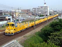 まるでスフィンクスのようなキヤ97系ロングレール輸送車