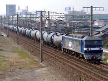 EF210-146が牽く臨時石油輸送列車。