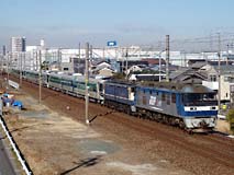 通常ならば深夜に通過する川崎車両発の甲種輸送が大幅遅れて通過