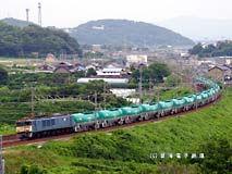 ただでさえ珍しいタンク車をEF641000の原色機が牽いて東海道を走った