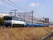 貨物更新色に装いを改めたかつてのブルトレ牽引機EF651101が牽く新南海特急車12000系の甲種輸送