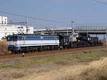 強風の中、約30分遅れで通過したシキ611