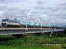 20両ものタンク車を連ねた臨時貨物列車が日頃は通ることがない矢作川を渡る