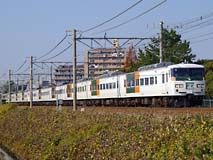 訓練運転を終えて返却される185系10連