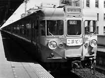 ヘッドマークを取り付けていた頃の修学旅行電車「こまどり」