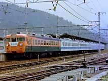 山科駅を通過する湘南色クハ153先頭の新快速