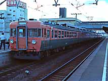 冷房がなく、クハ153では原型に近い74号