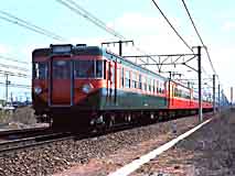両端が湘南色となった159系の普通列車