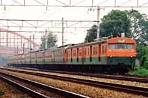 クモニ83×2を先頭にグリーン車も入った豪華編成の153系