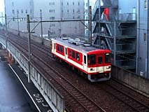 休日ダイヤでも時々キハ30の単行が運転される。立ち客が出る混雑ぶり